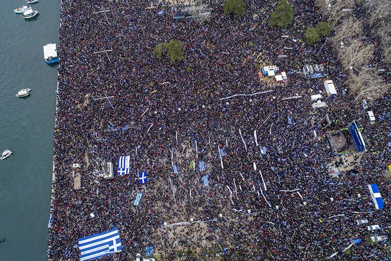 Ανατριχίλα: Βίντεο από τη Θεσσαλονίκη με φόντο τον Μέγα Αλέξανδρο